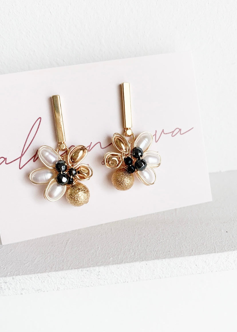 Aretes pequeños con perlas de río